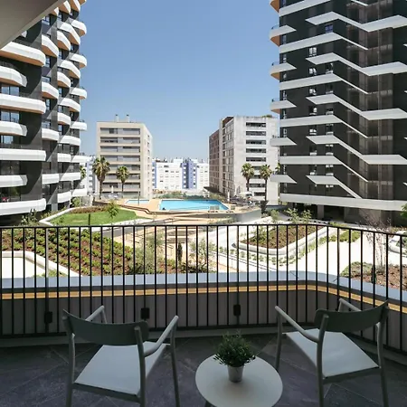 דירה Premium Flat W/ Balcony & Pool By Hostwise